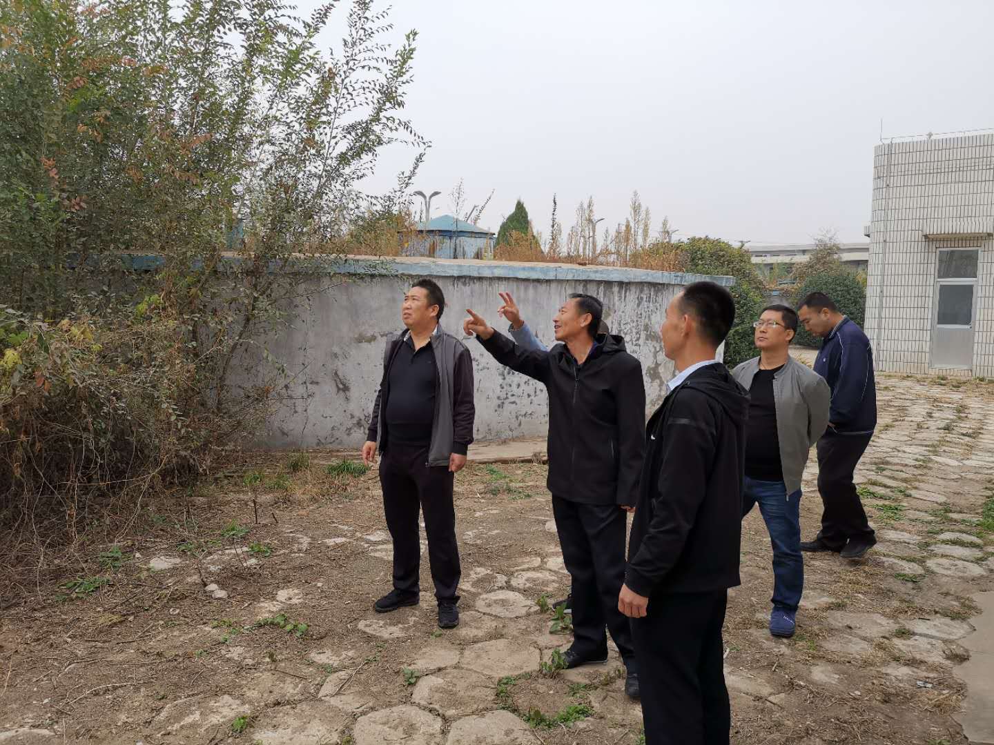 公司總經(jīng)理王建人在供水、污水生產(chǎn)一線開展風(fēng)險隱患排查 (1).jpg