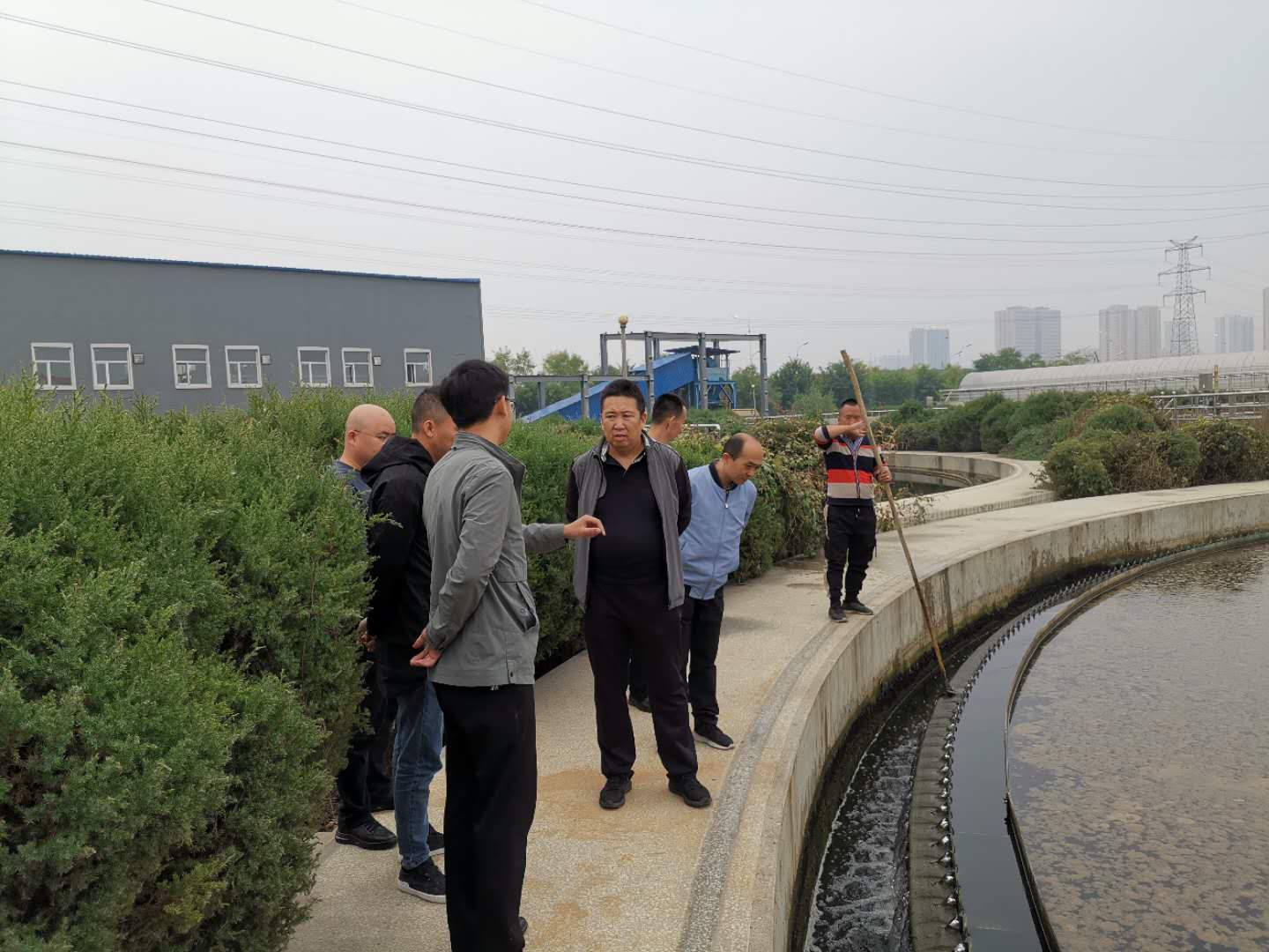 公司總經(jīng)理王建人在供水、污水生產(chǎn)一線開展風(fēng)險隱患排查 (2).jpg